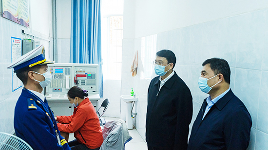 在梧州市福利医院检查消防安全工作.jpg